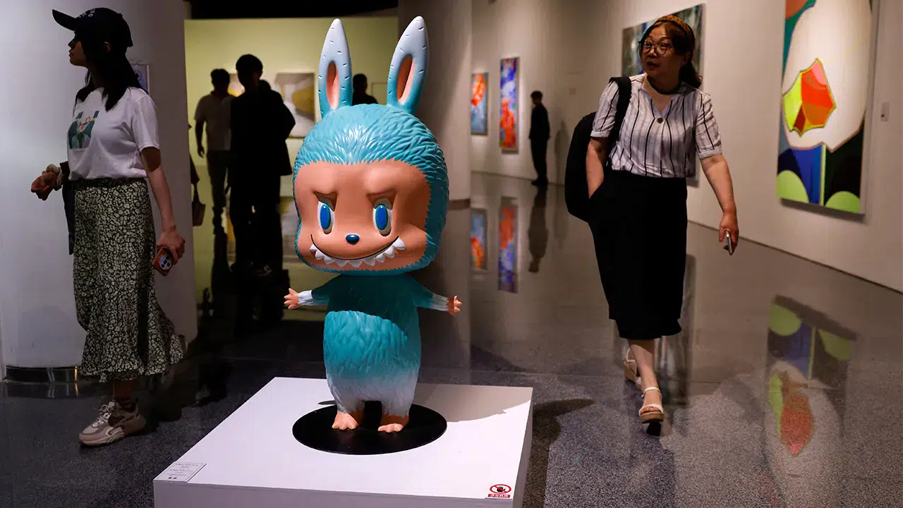 İnsan boyutundaki Labubu, Çin’de düzenlenen müzayedede rekor fiyata alıcı buldu!