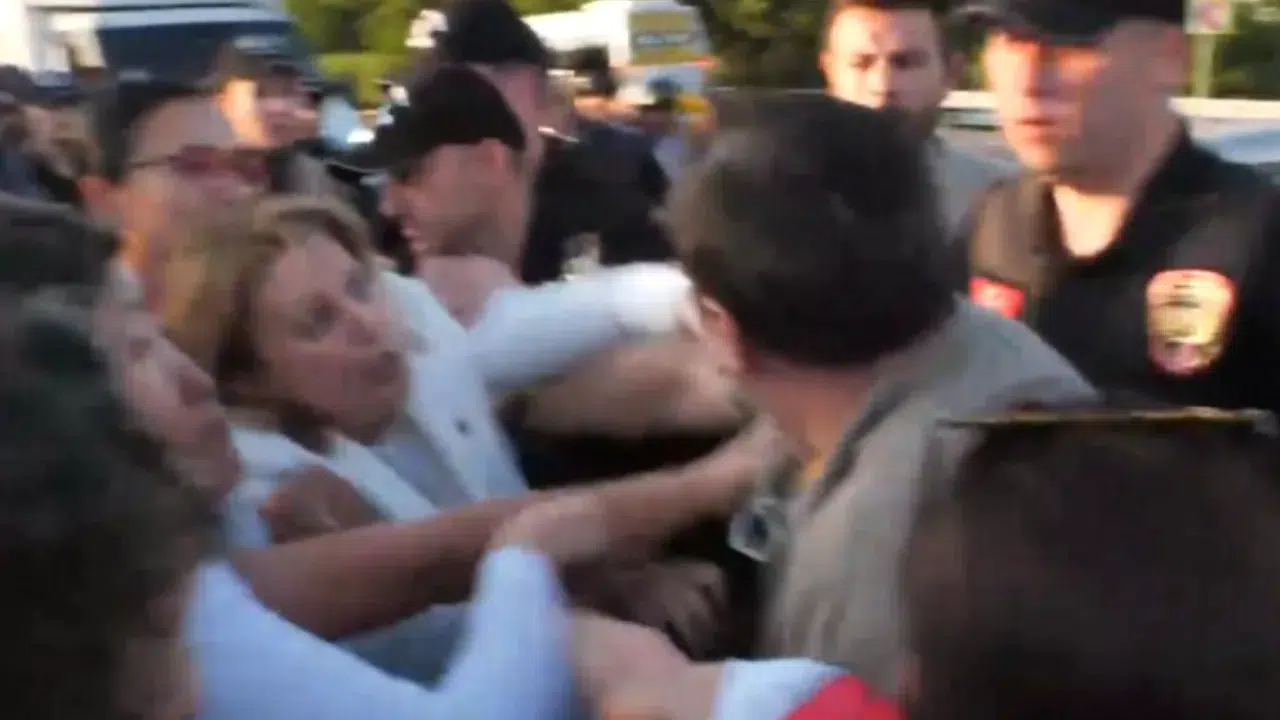 CHP’nin “Millet İradesine Sahip Çıkıyor” mitingleri sürüyor: Avcılar’daki yürüyüşe polis müdahalesi