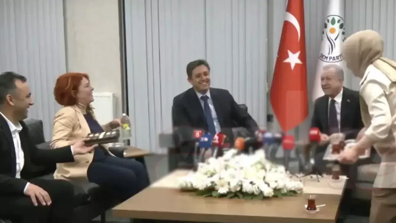 MHP-DEM bayramlaşmasında 'demli çay' esprisi damga vurdu