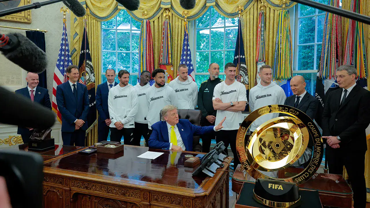 Beyaz Saray'da Juventus kulübünü ağırlayan Donald Trump, futbolculara trans sporcular hakkındaki fikirlerini garip bir üslupla sordu
