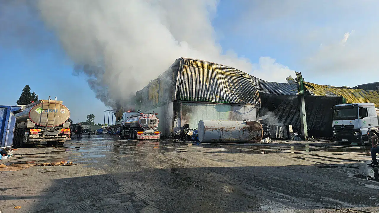 Adana'da geri dönüşüm fabrikasında sabaha karşı yangın çıktı