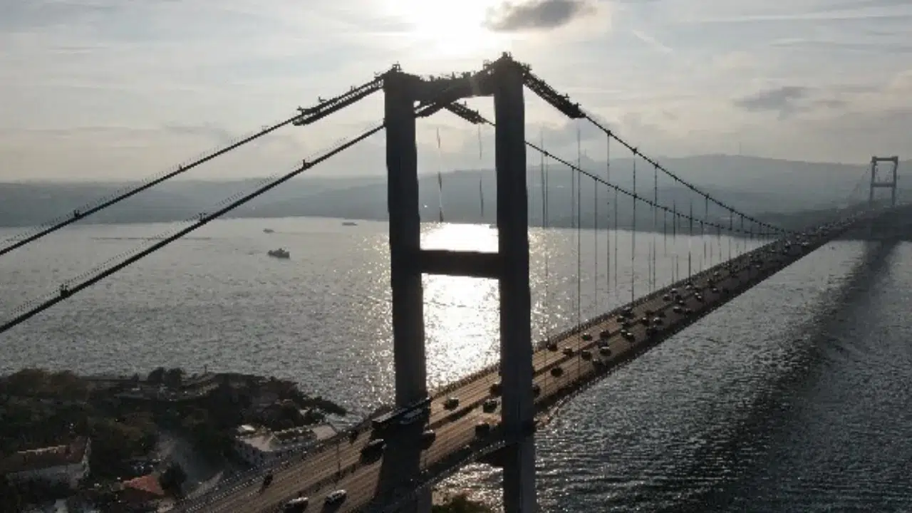 Boğaziçi Köprüsü'nde silahlı şüpheli alarmı: Trafik felç oldu