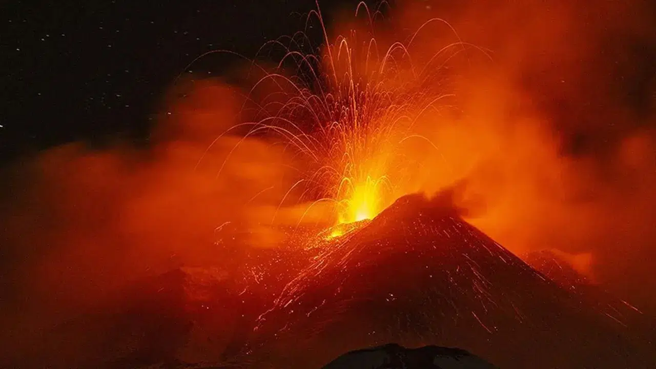 Etna Yanardağı’nda güçlü patlama: Kül bulutu 5 kilometreye ulaştı