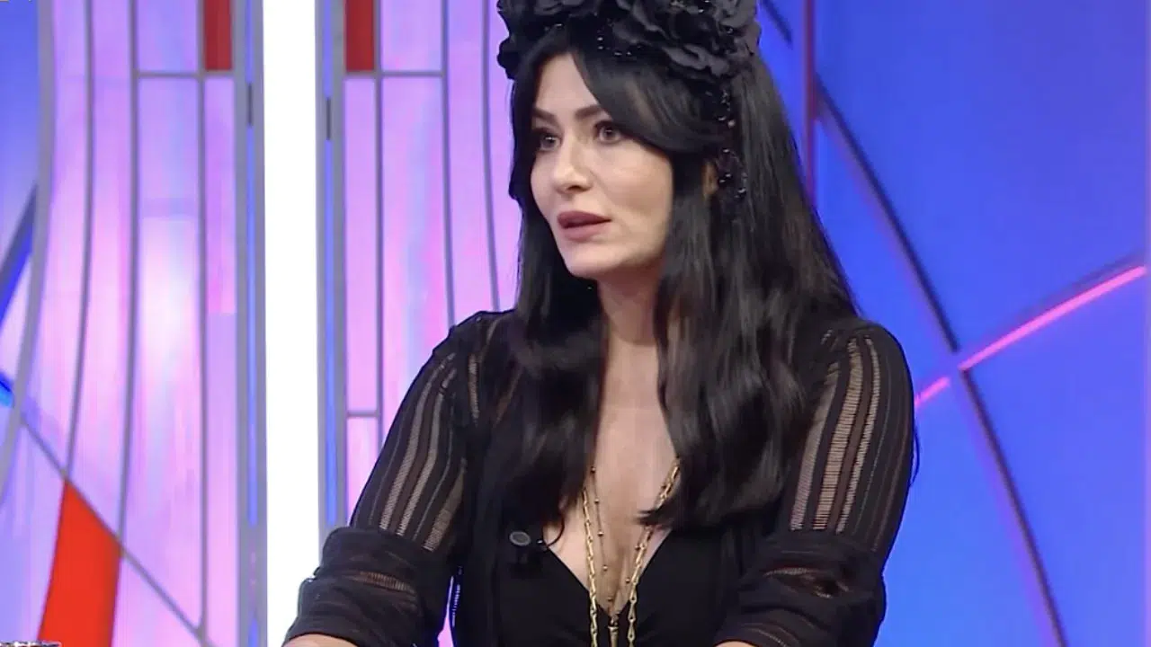 Deniz Çakır’dan sektöre sert eleştiri: Erkek oyunculara kızları yaşında partner, bize gelince yaş sorun oluyor