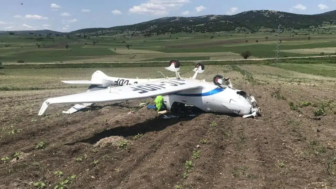 Bilecik Bozüyük’te eğitim uçağı tarlaya iniş yaptı, pilot yaralandı