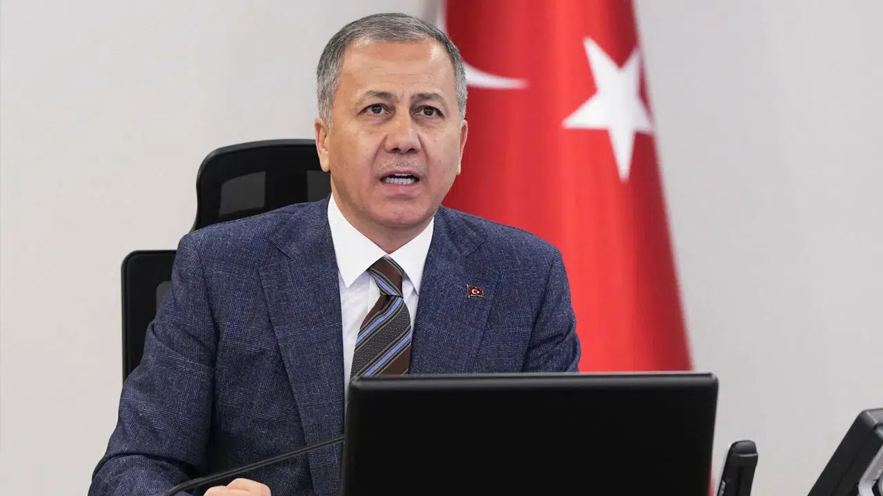 Ali Yerlikaya’dan trafik uyarısı: Kırmızı ışıkta durmamak ölüme yol açıyor