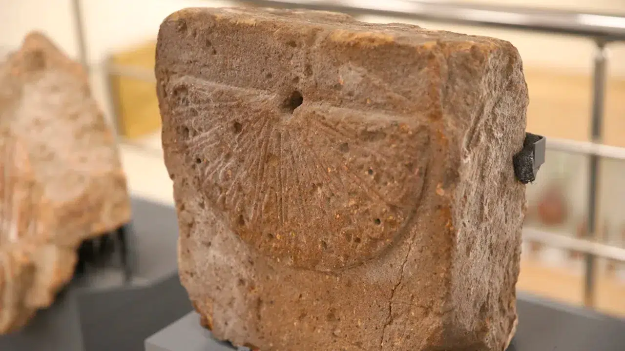 Kars'ta bulunan 1000 yıllık güneş saati sergilenmeye başladı