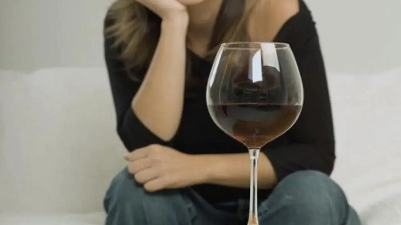 Uzmanlar uyarıyor: Kadınlar için alkol tüketimi yılda 6 içkiyle sınırlandırılmalı