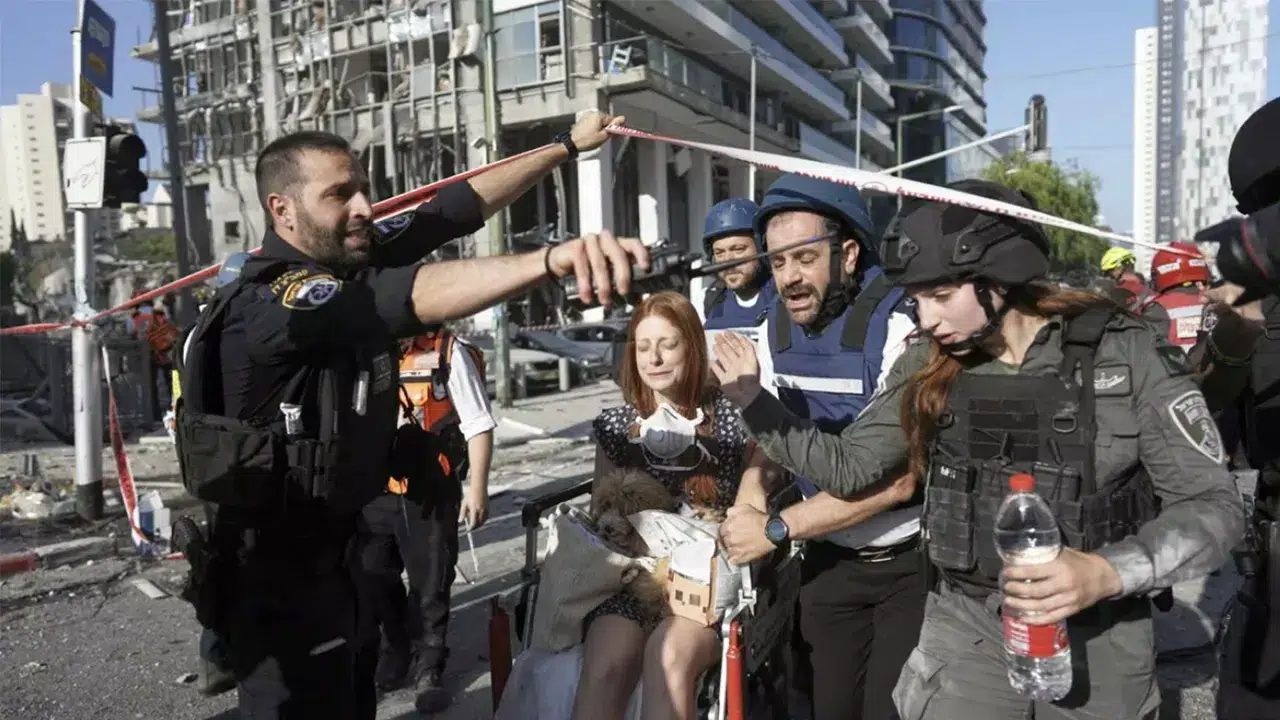 İran İsrail'i balistik füze ile vurdu: Hastane ile borsa binası hedef alındı