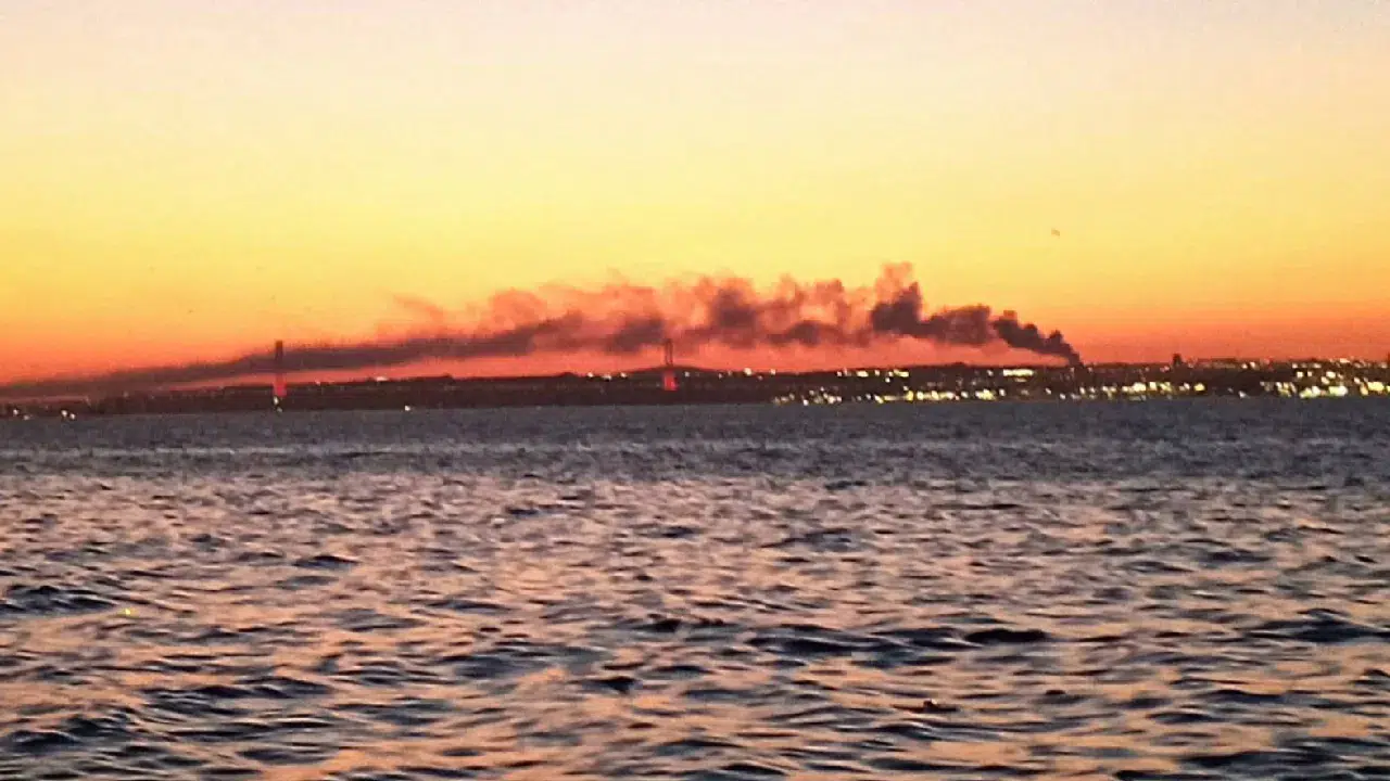 Kocaeli Gebze'de hurda depolama sahasında yangın: Dumanlar Karamürsel'den görüldü