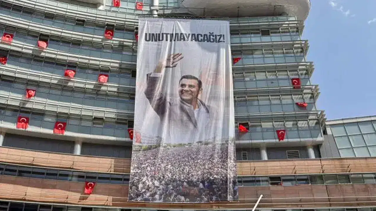 CHP Genel Merkezi’ne Ferdi Zeyrek’in fotoğrafı asıldı