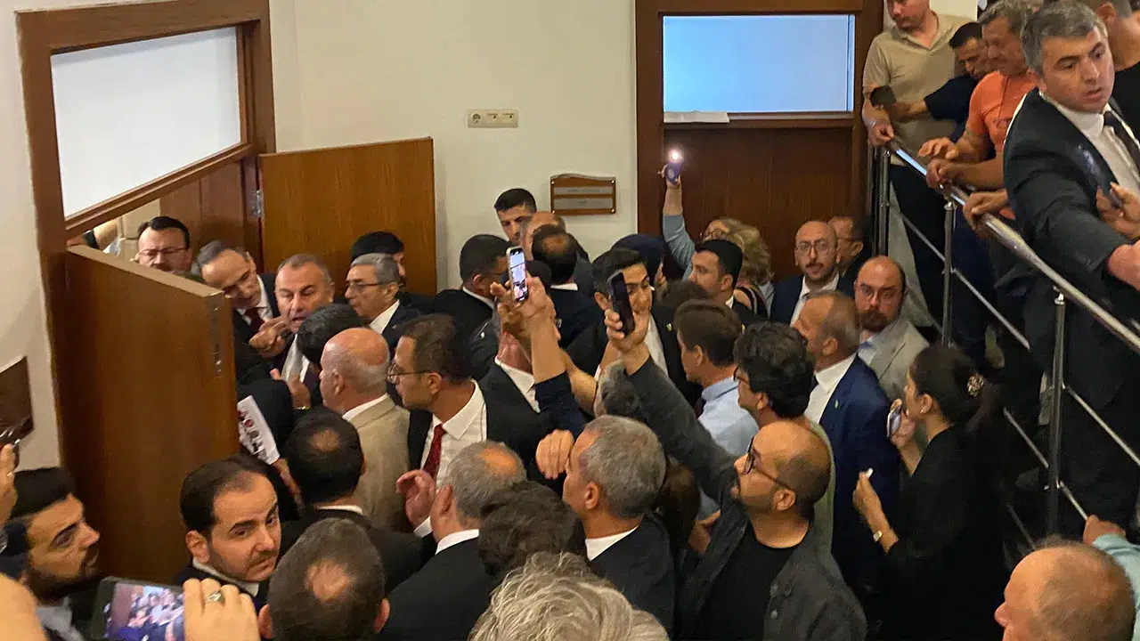 Meclis'te zeytinlik kaosu yaşandı! Varank'tan fiziki müdahale, Avukat Okumuşoğlu'na darp...