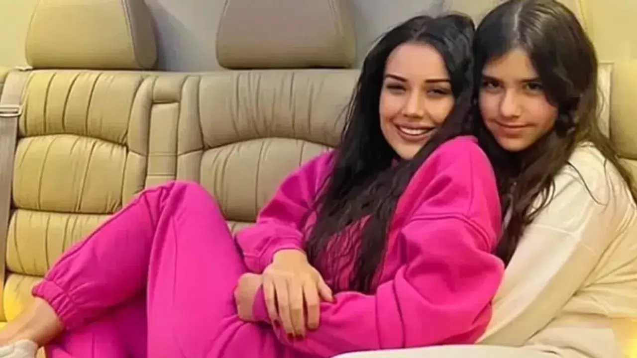 Dilan Polat'ın kızı Nilda'nın ortaokul mezuniyetindeki kıyafetine tepki yağdı: Bir çocuk için dekoltesi fazla değil mi?