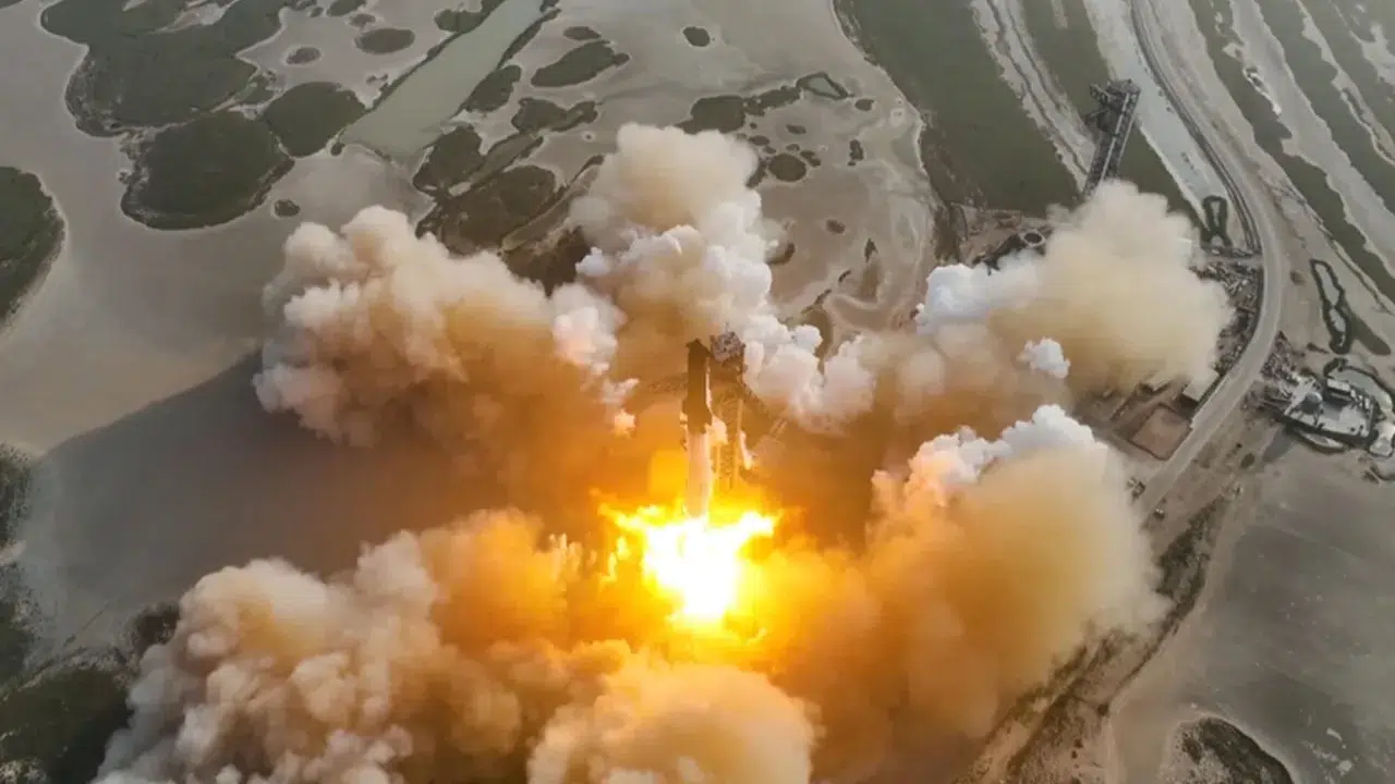 SpaceX'e ait Starship roketi test öncesi patladı