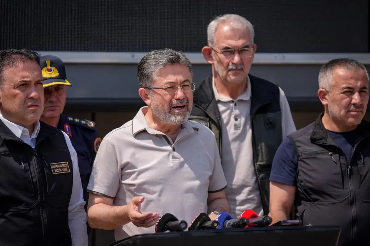 Bakan Yumaklı: Urla yangını kontrol altına alındı