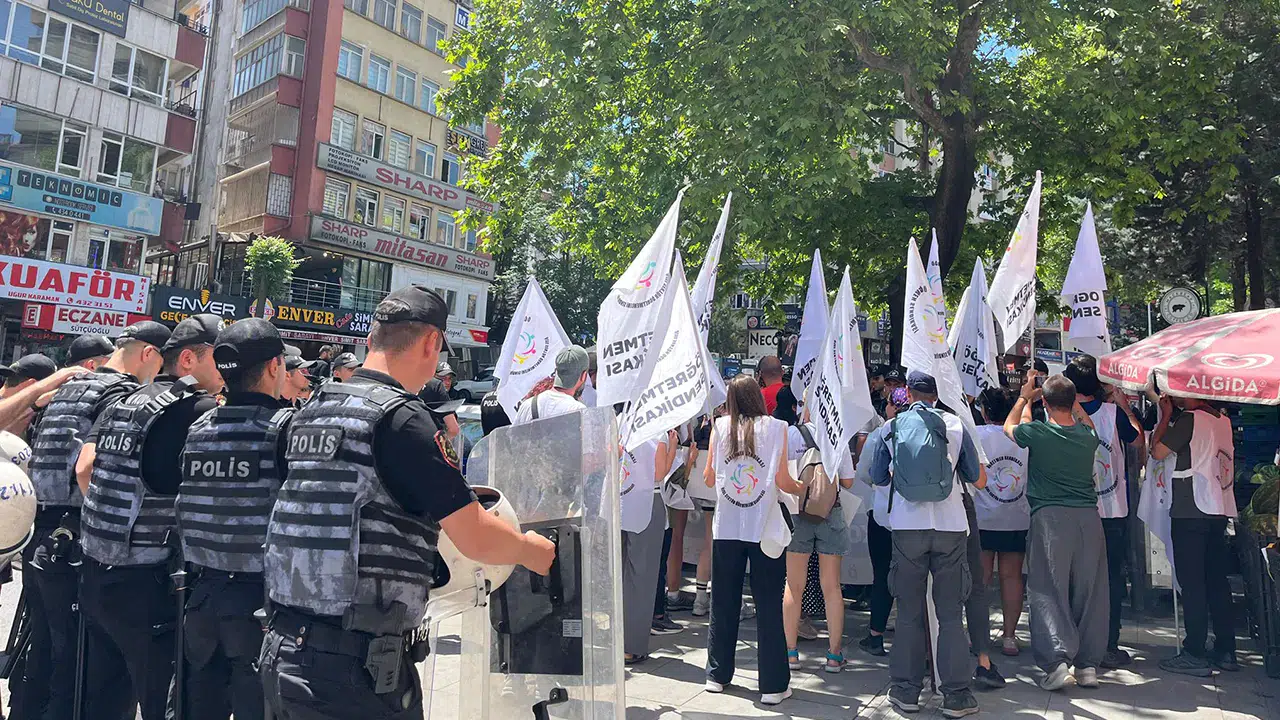 Özel Sektör Öğretmenleri Sendikası'nın Ankara'daki yürüyüşüne polis müdahale etti