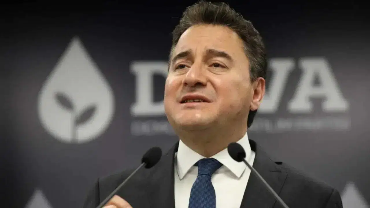 DEVA lideri Babacan’ın uçağı merdivene çarptı, sefer iptal edildi