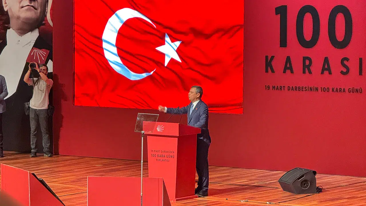 '100 Karası' toplantısında konuşan Özgür Özel: "Bütün resimleri indirseniz, pankartları toplasanız da; Ekrem başkanın bir vesikalık fotoğrafına yenileceksiniz"