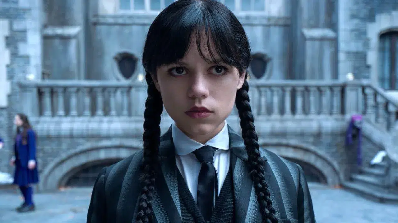 Netflix’in fenomen dizisi “Wednesday” 3. sezonuyla geri dönüyor: Jenna Ortega’nın yeni imajı sosyal medyayı salladı