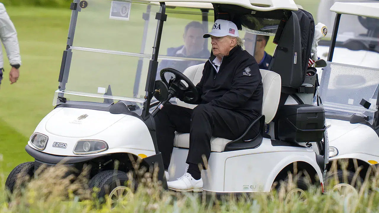 Trump’a özel üretilen zırhlı golf aracı 'Golf Force One' sahaya indi