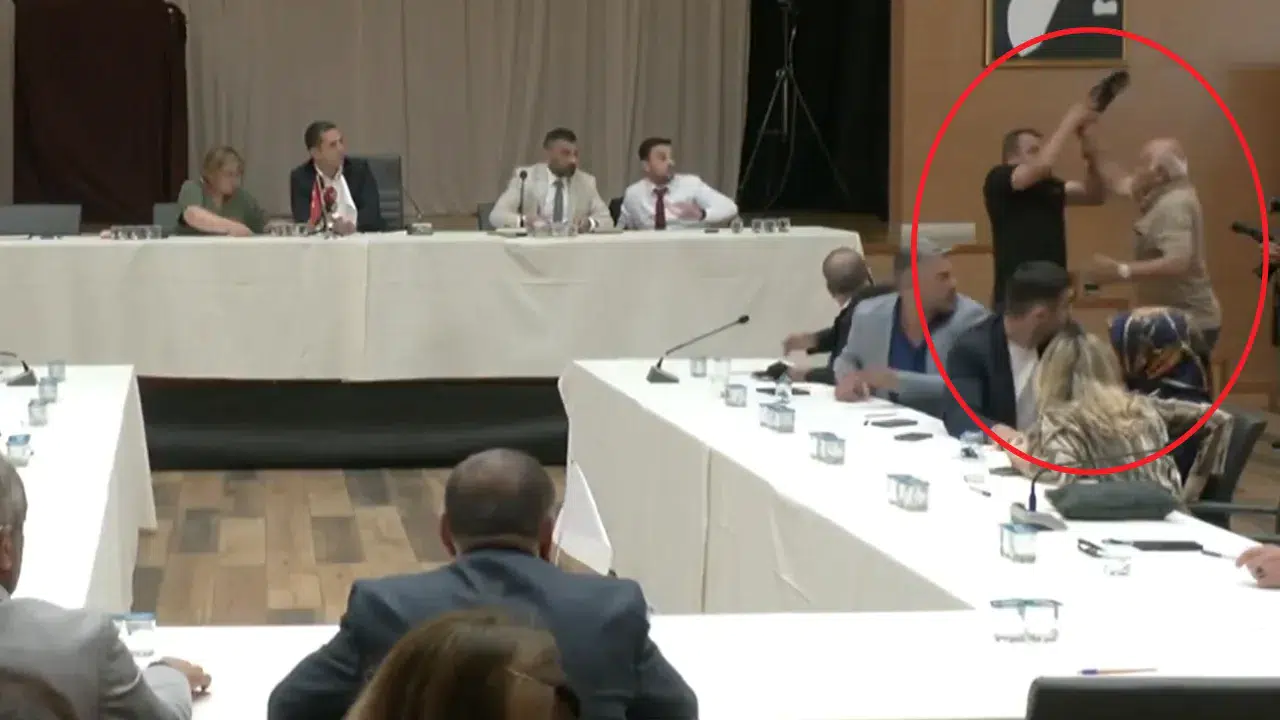 Şile Belediye Meclisi başkanvekili seçimi sırasında ayakkabı fırlatma olayı yaşandı