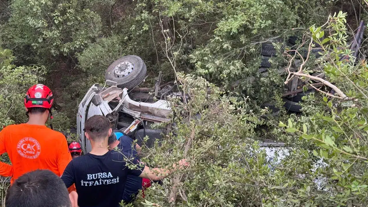 Bursa’da orman yangınına su taşıyan tanker devrildi: 3 kişi hayatını kaybetti