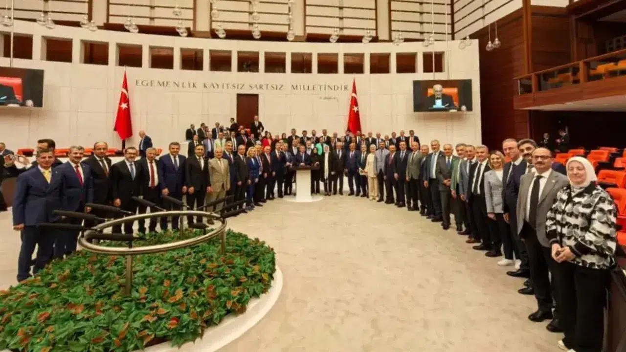 TBMM tatile girdi: Milletvekilleri hatıra fotoğrafı çektirdi