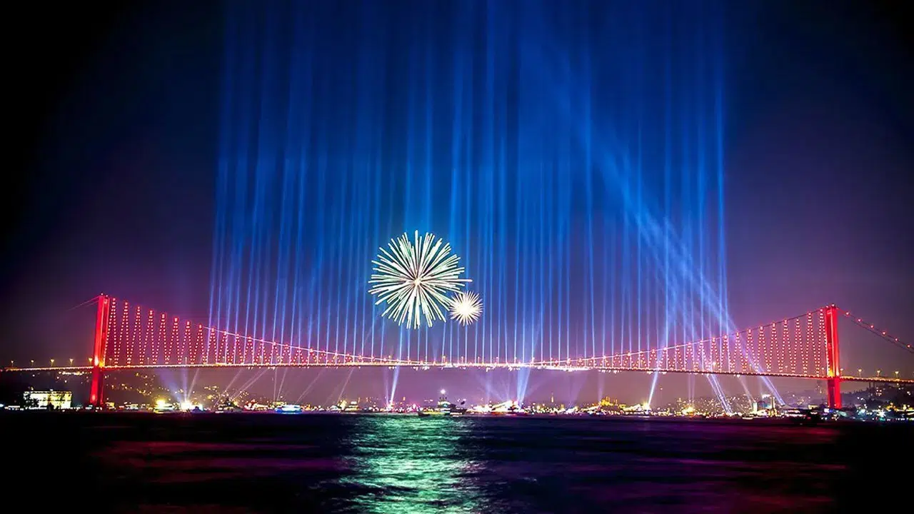 İstanbul Valiliği’nden yangın önlemi: Havai fişek ve meşale satışı 28 Ekim’e kadar yasaklandı