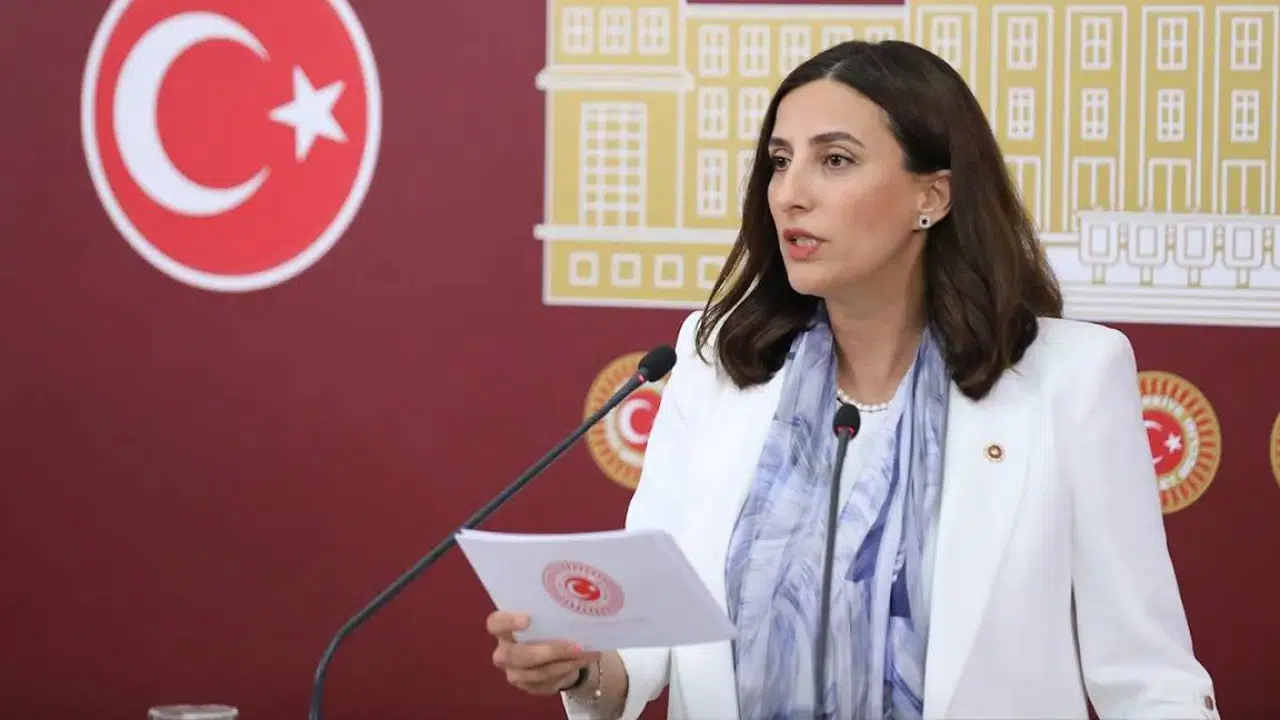 Evrim Rızvanoğlu kimdir, nereli, kaç yaşında, evli mi, hangi partideydi?