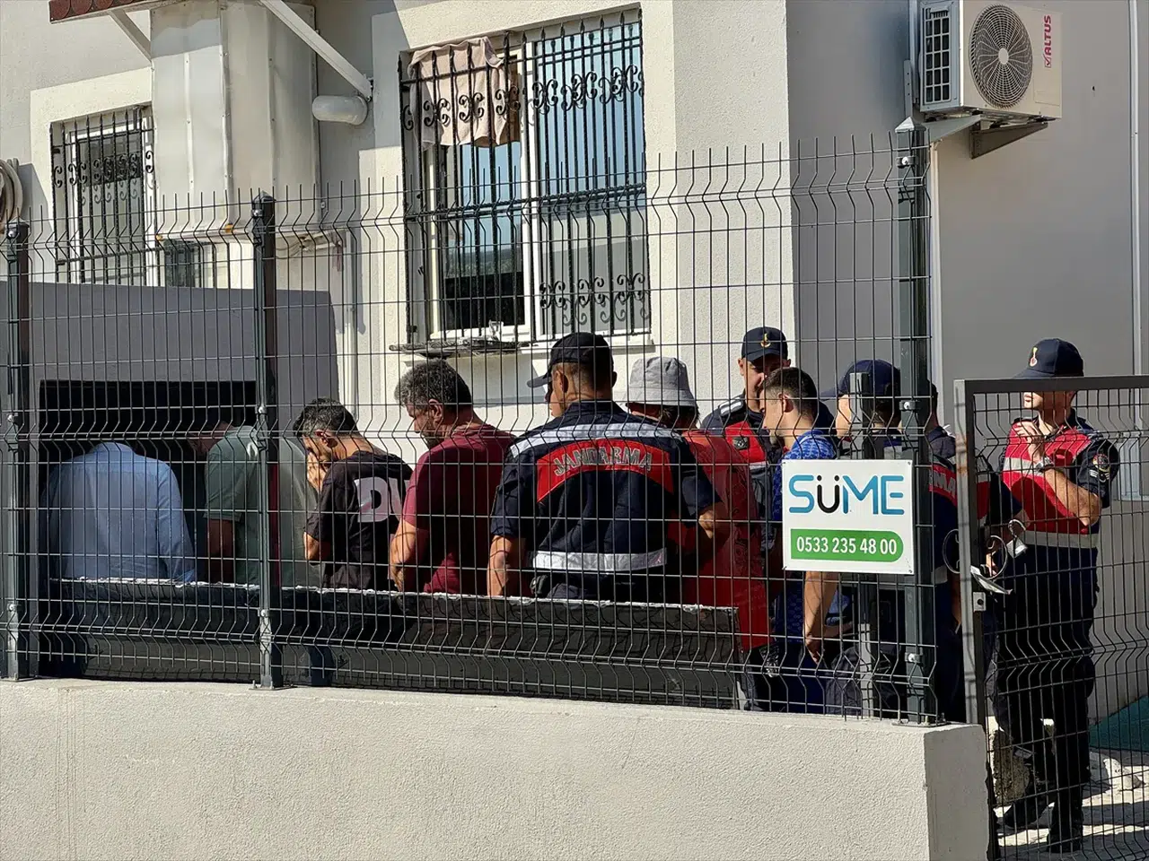 Kızılay Fethiye Şube Başkanı Burhanettin Tuna’nın bir oğlu uyuşturucu ticaretinden diğeri göçmen kaçakçılığından tutuklandı