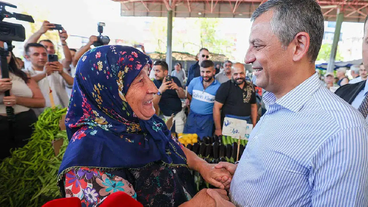 Özgür Özel pazarda: Geçim derdi her yerde, değişim sandıkta olacak