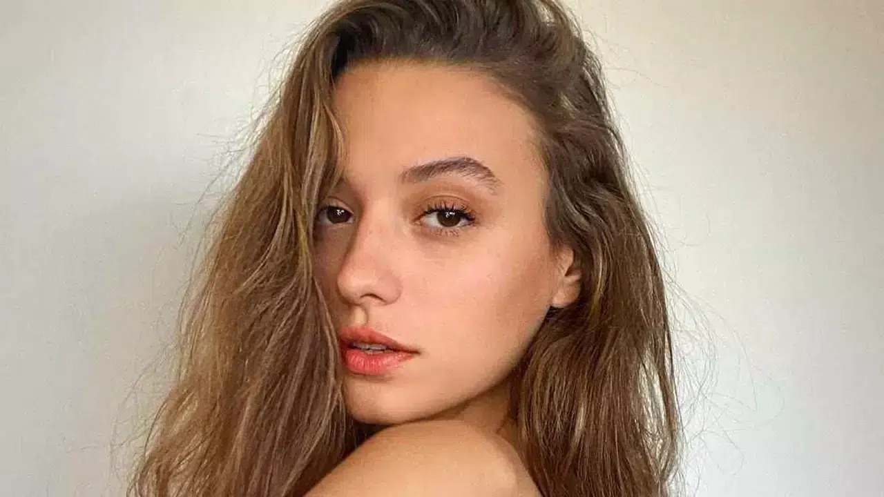 Sümeyye Aydoğan, fotoğraf çekmek isteyen hayranını görmezden geldi