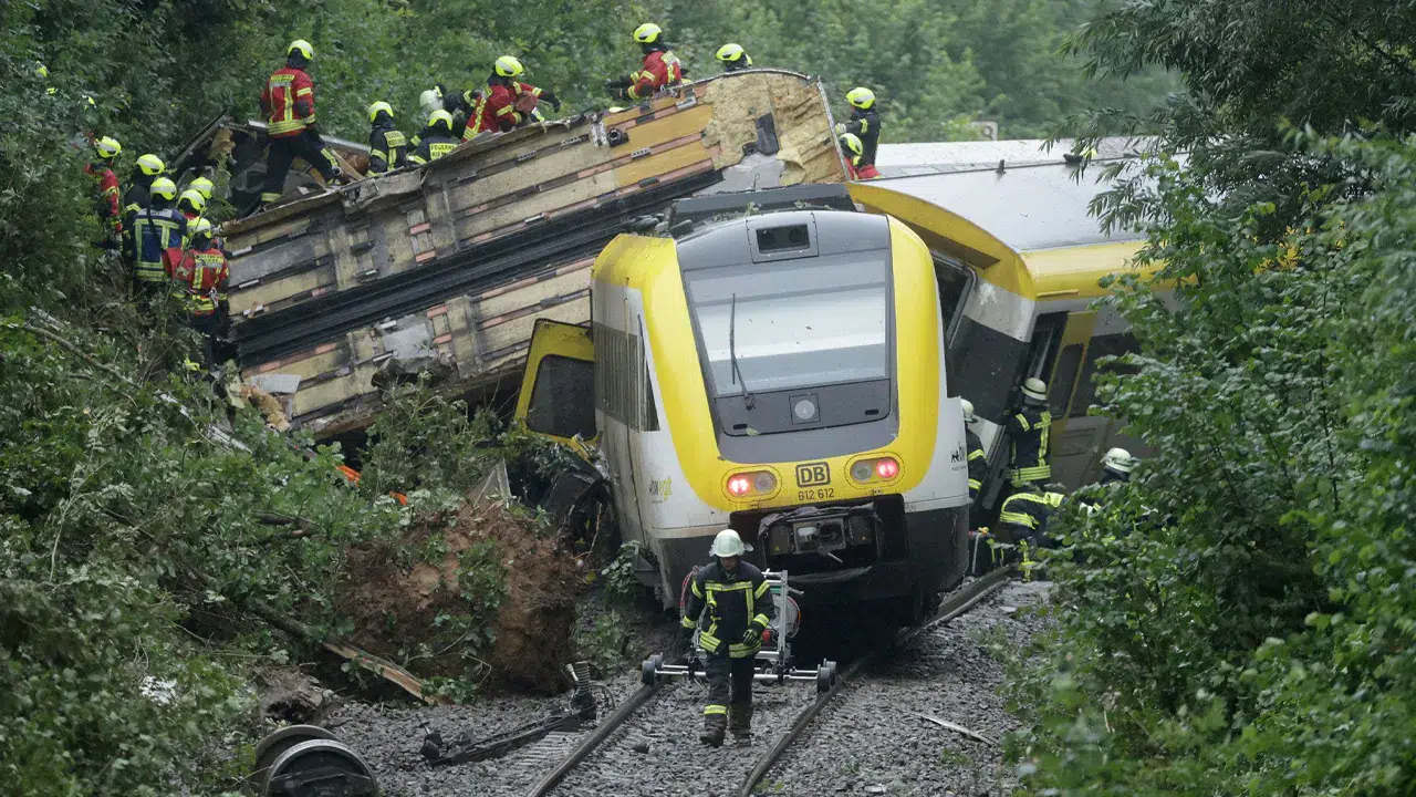 Almanya’da yolcu treni raydan çıktı: 3 ölü, 34 yaralı