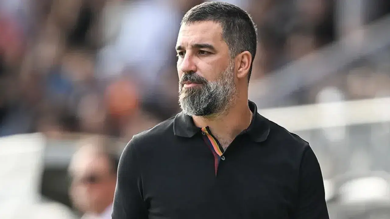 Arda Turan’ın Ukraynalı kızlarla “temassız sarılma” pozu sosyal medyayı salladı