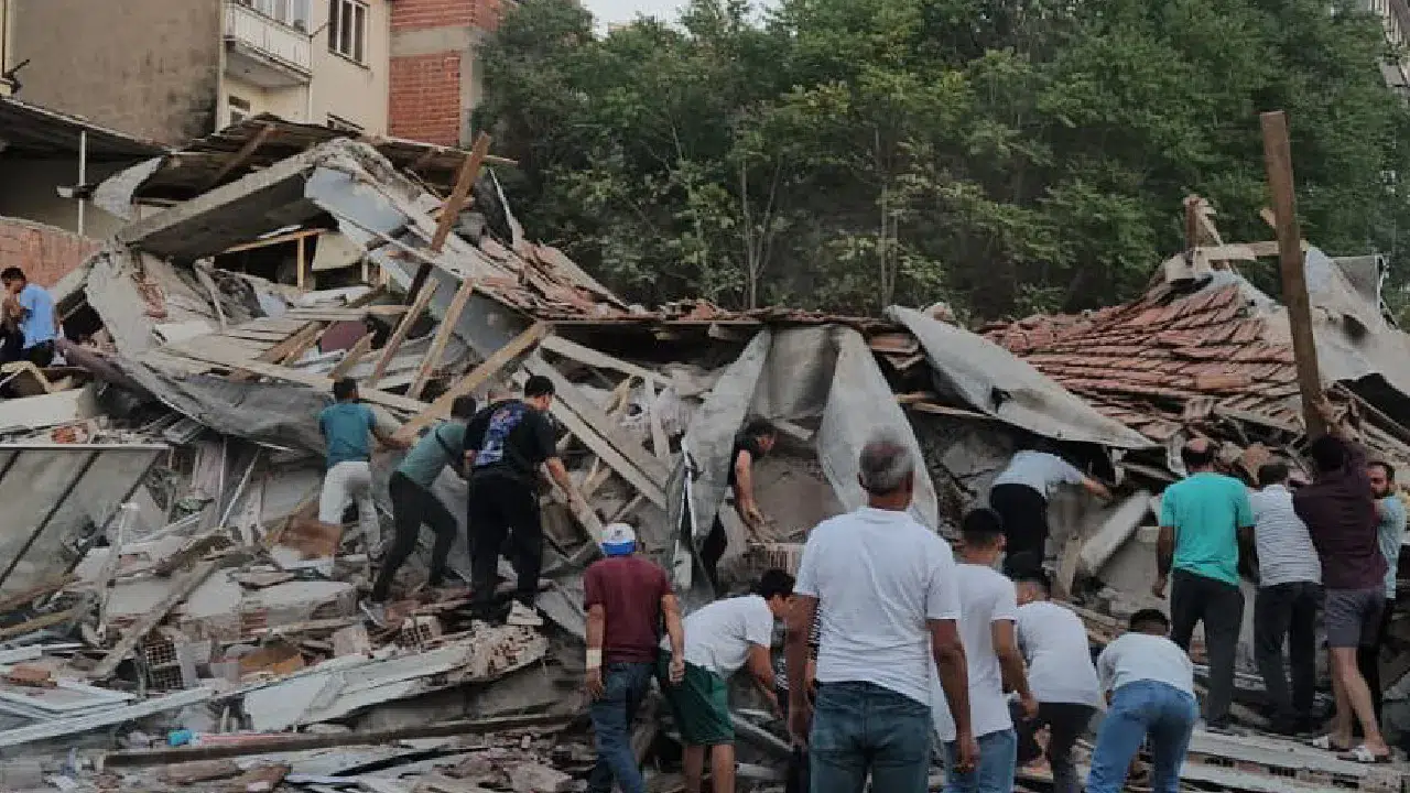 Balıkesir’in Sındırgı Belediye Başkanı Serkan Sak: 10 bina yıkıldı, bazı bölgelerden haber alınamıyor