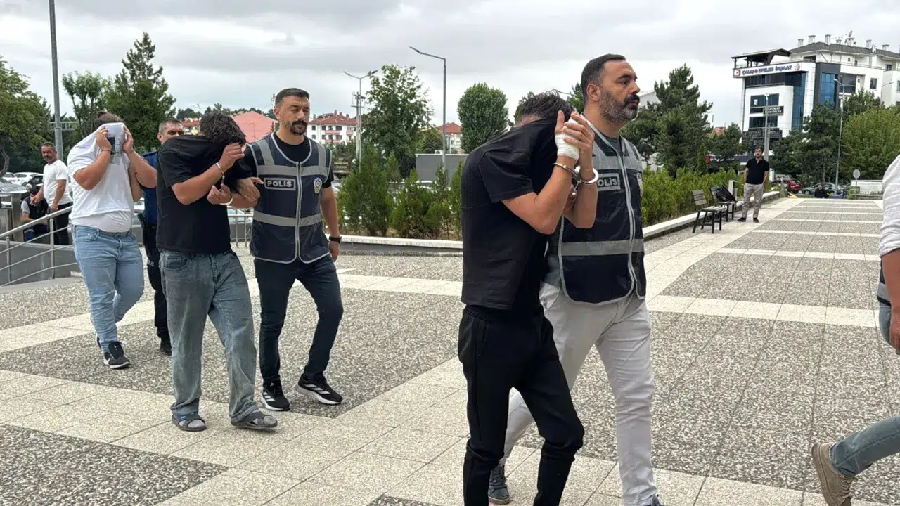 Bolu'da 200 bin liralık alkol çalan hırsızlar yakalanmalarının ardından "Hepsini içtik" cevabını verdiler