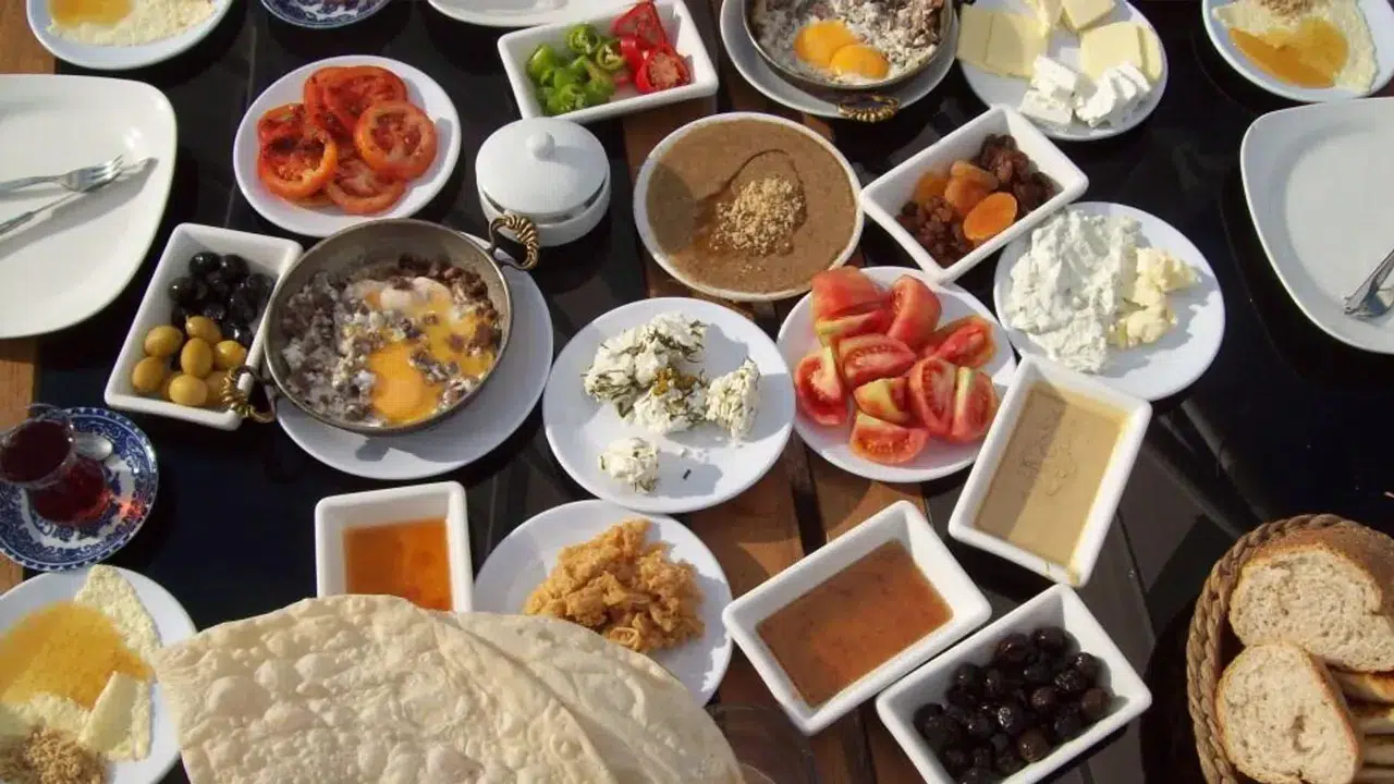 Cumhurbaşkanlığı gıda israfına karşı serpme kahvaltı ve açık büfe düzenlemesi hazırlıyor