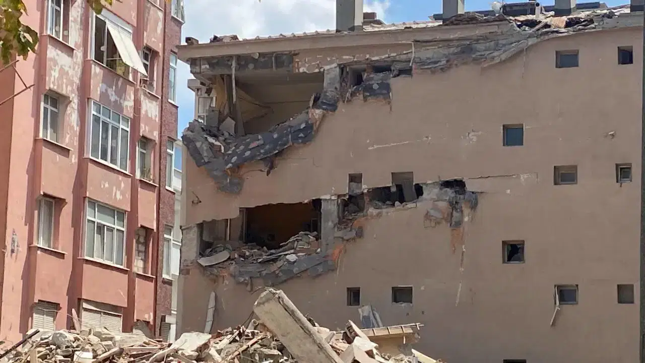 Küçükçekmece’de yıkım sırasında çökme: Bina yan tarafa devrildi