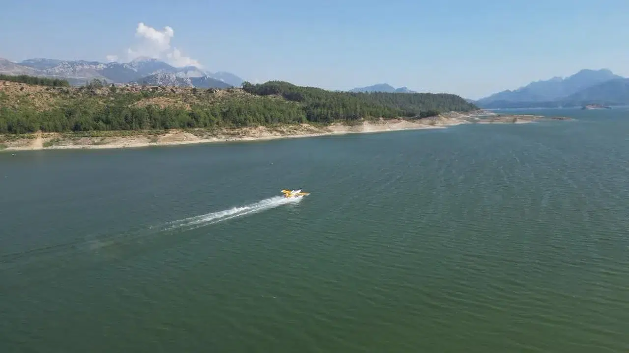 Burdur Karacaören Barajı’na eğitim uçağı düştü