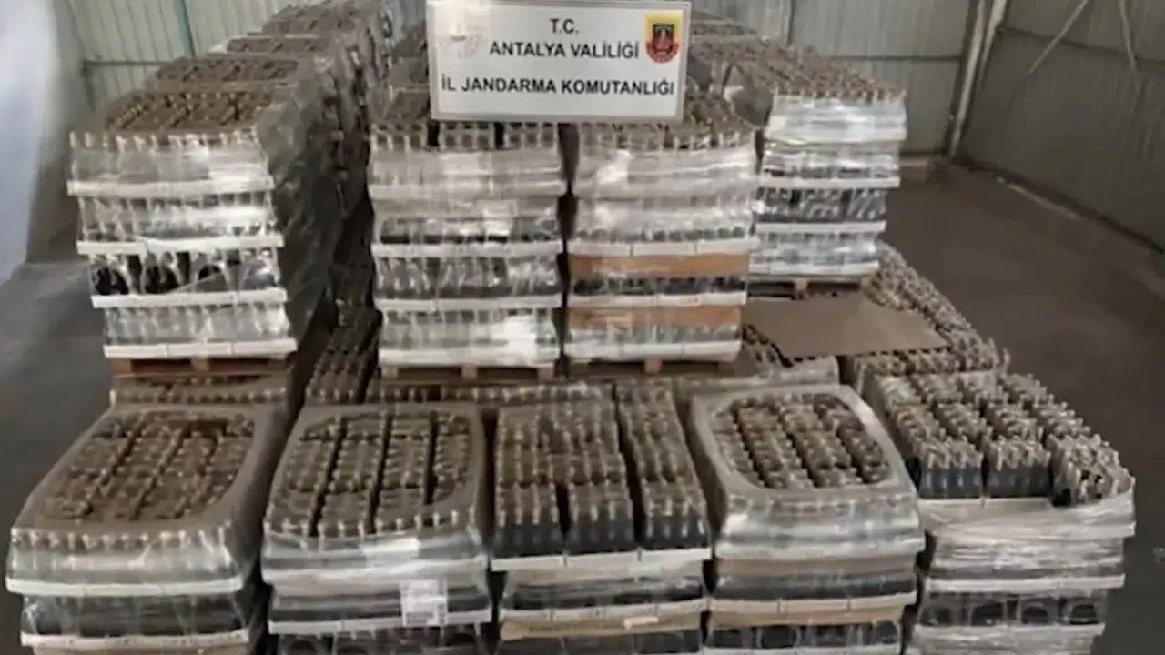 Antalya’da dev sahte alkol operasyonu: 119 bin 500 litre ele geçirildi, 7 gözaltı