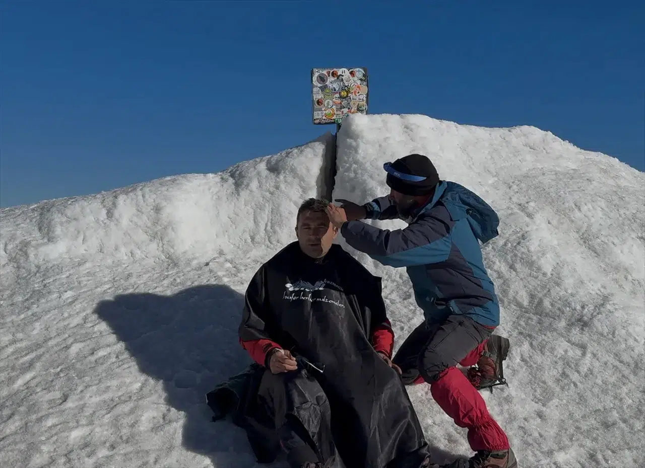 Iğdırlı berber müşterisini Ağrı Dağı zirvesinde tıraş etti