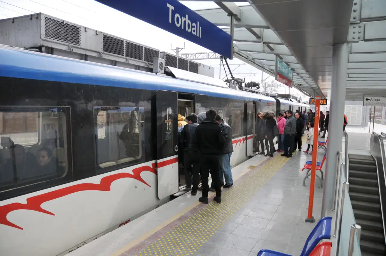 İZBAN seferleri yeniden başladı