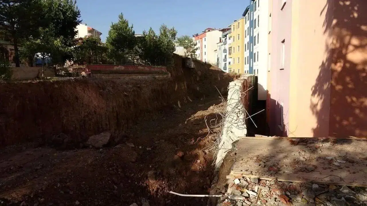 Erzurum İspir’de, heyelan sebebiyle 70 ev boşaltıldı!