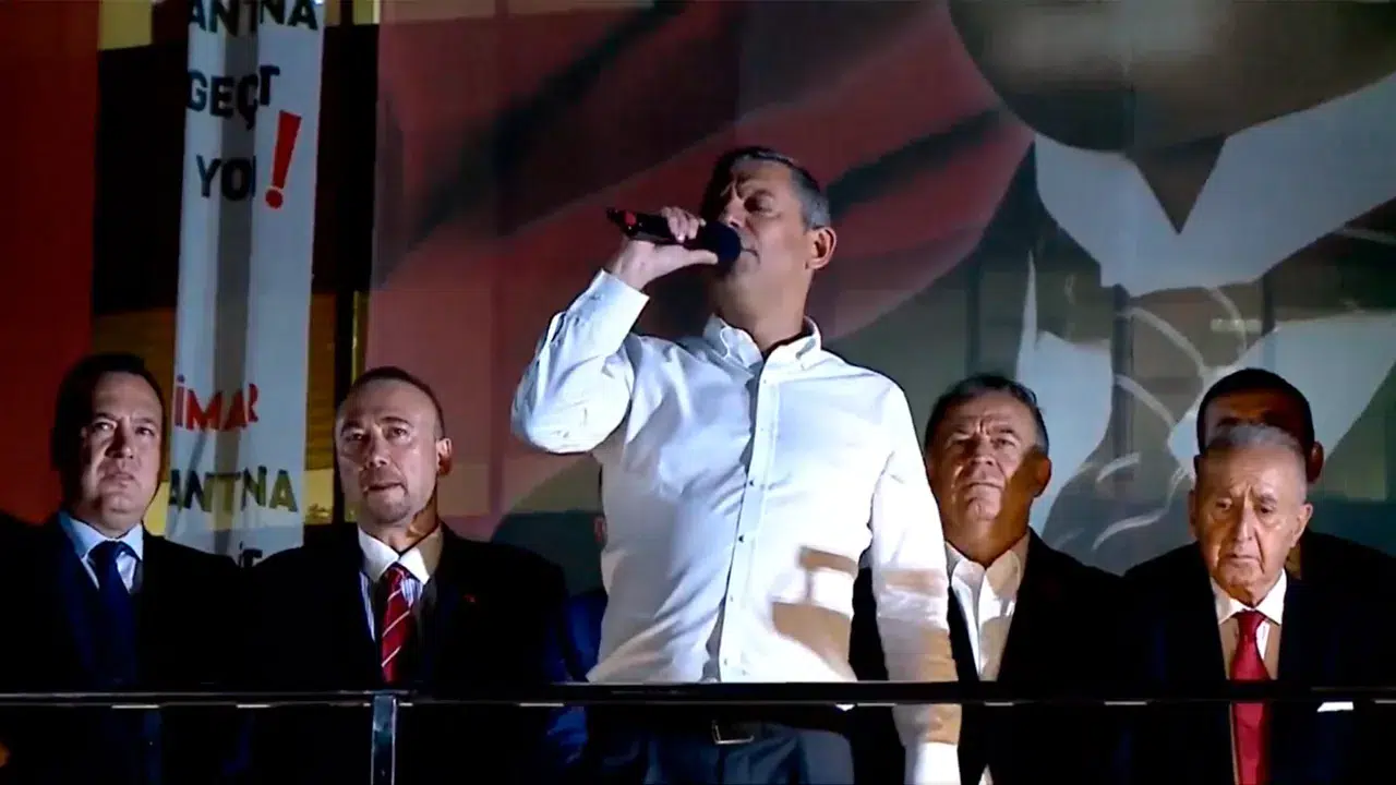 "Özlem istifa" sesleri eşliğinde Aydın'da konuşan CHP Lideri Özgür Özel: "Kocasının şirketi için pazarlık yapana..."
