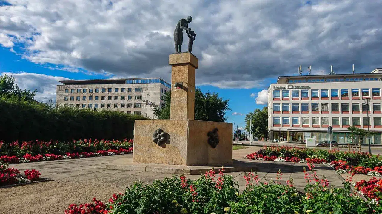 Almanlar Sovyet döneminden kalma şehirde yaşamak için sıraya girdi