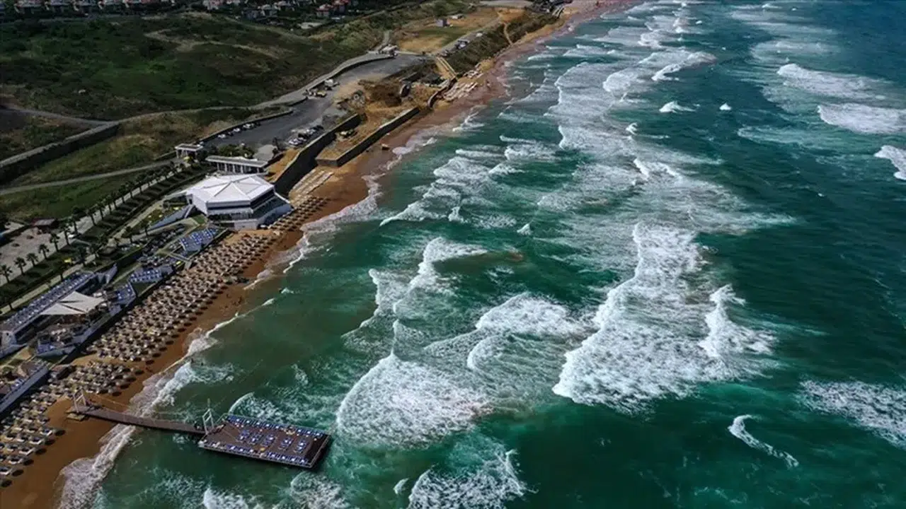 Sakarya’da 3 ilçede olumsuz hava nedeniyle denize girişler 3 gün yasaklandı