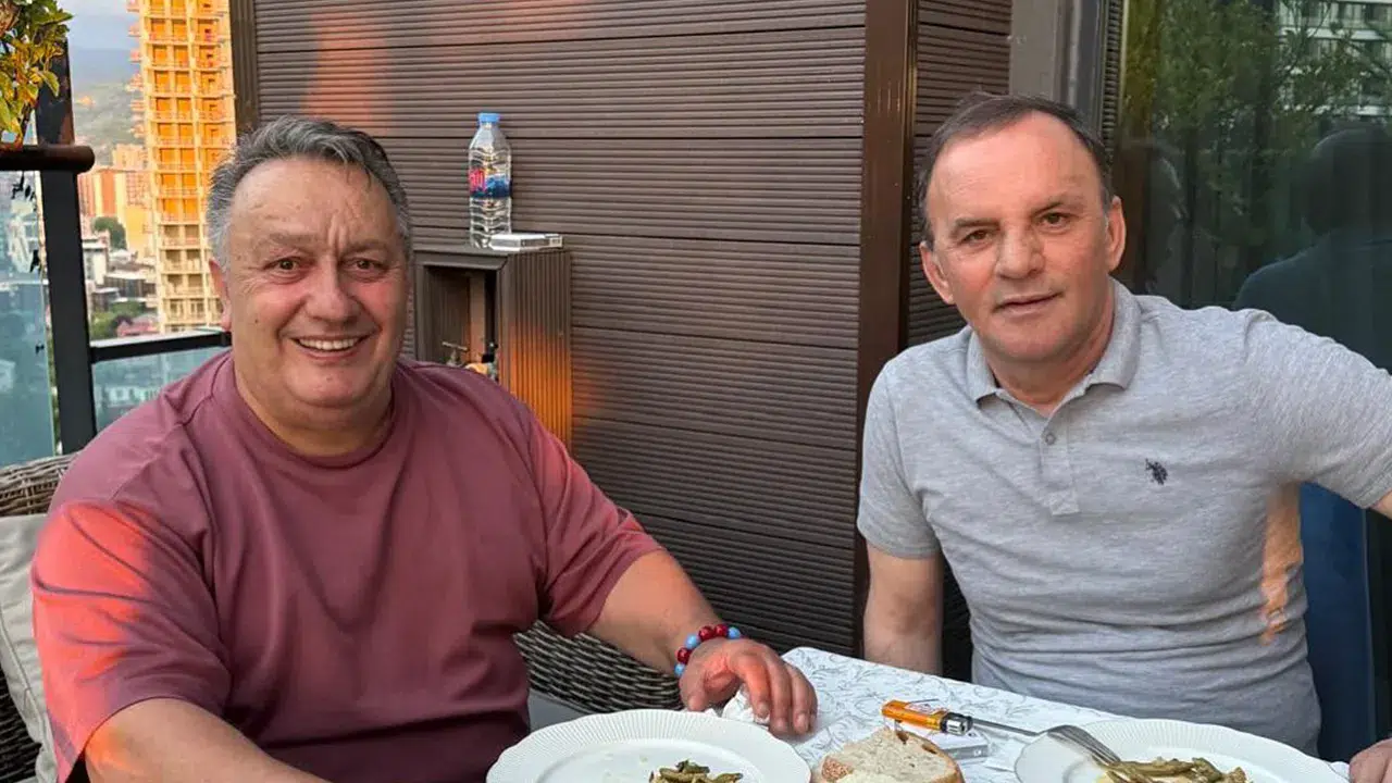 Şarkıcı İsmail Türüt, müebbet hapis cezasına çarptırıldığı için Gürcistan'a kaçan Galip Öztürk ile buluştu, şen şakrak fotoğraf paylaştı
