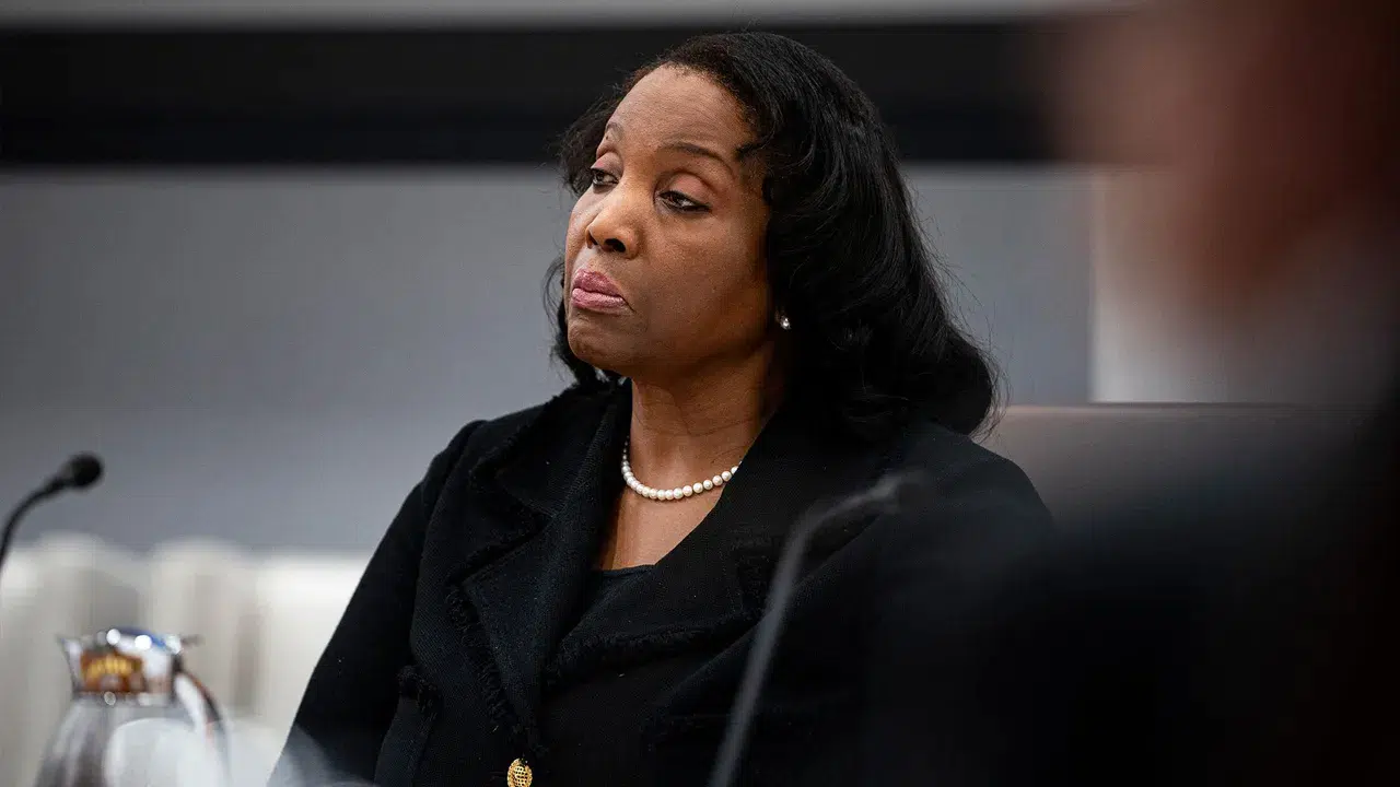 Görevden ayrılmayacağını belirten Fed Yönetim Kurulu Üyesi Cook, Trump'a dava açacak!