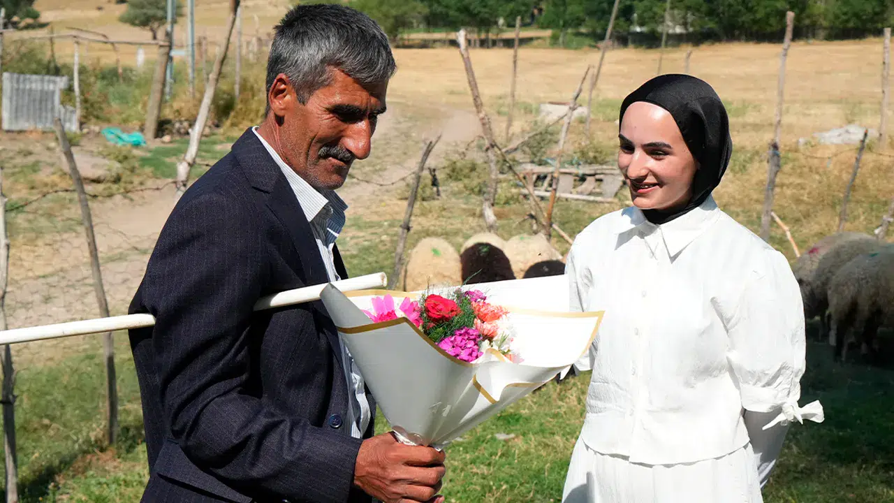 Sınav çıkışında babasının çiçeklerle karşıladığı Çimen Gülen üniversiteyi kazandı