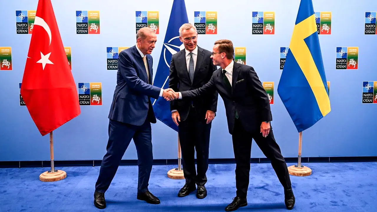 İsveç'i ayağa kaldıran olay: Hükümet çalışanı, 'Türkiye ile yapılan NATO pazarlıkları dosyası'nı havalimanı tuvaletinde unuttu!